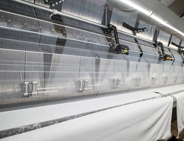 Tessuto a maglia in ordito: tessere la moda e la funzione del futuro