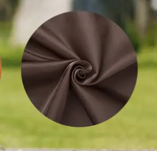 Tessuto a maglia in ordito: il capolavoro tessile versatile