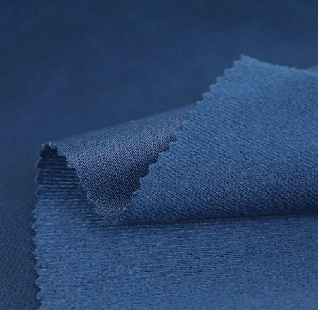 Tessuto di poliestere al 100%: una combinazione di moda e praticità
